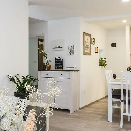 アパート Stylish In The Center Of ザダル