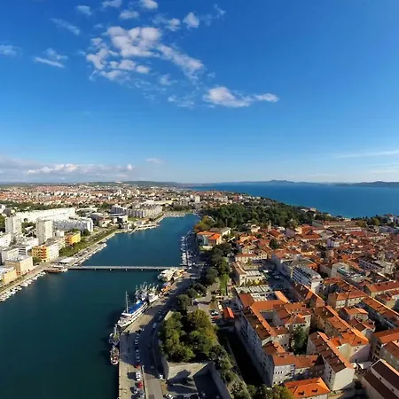 アパート Stylish In The Center Of ザダル