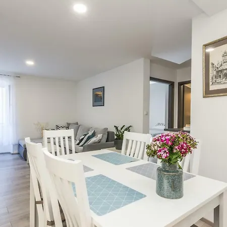 Stylish In The Center Of Apartment *